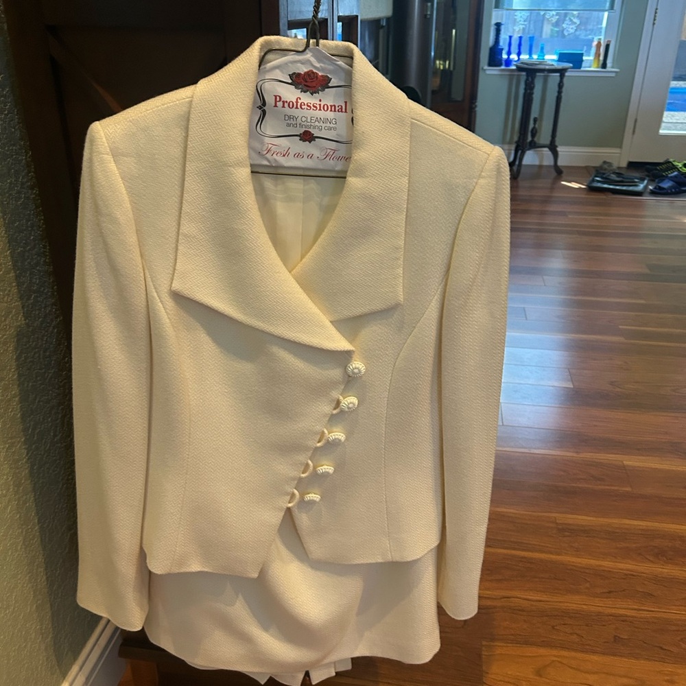 Elegant Off white  Women's Tahari ASL suit